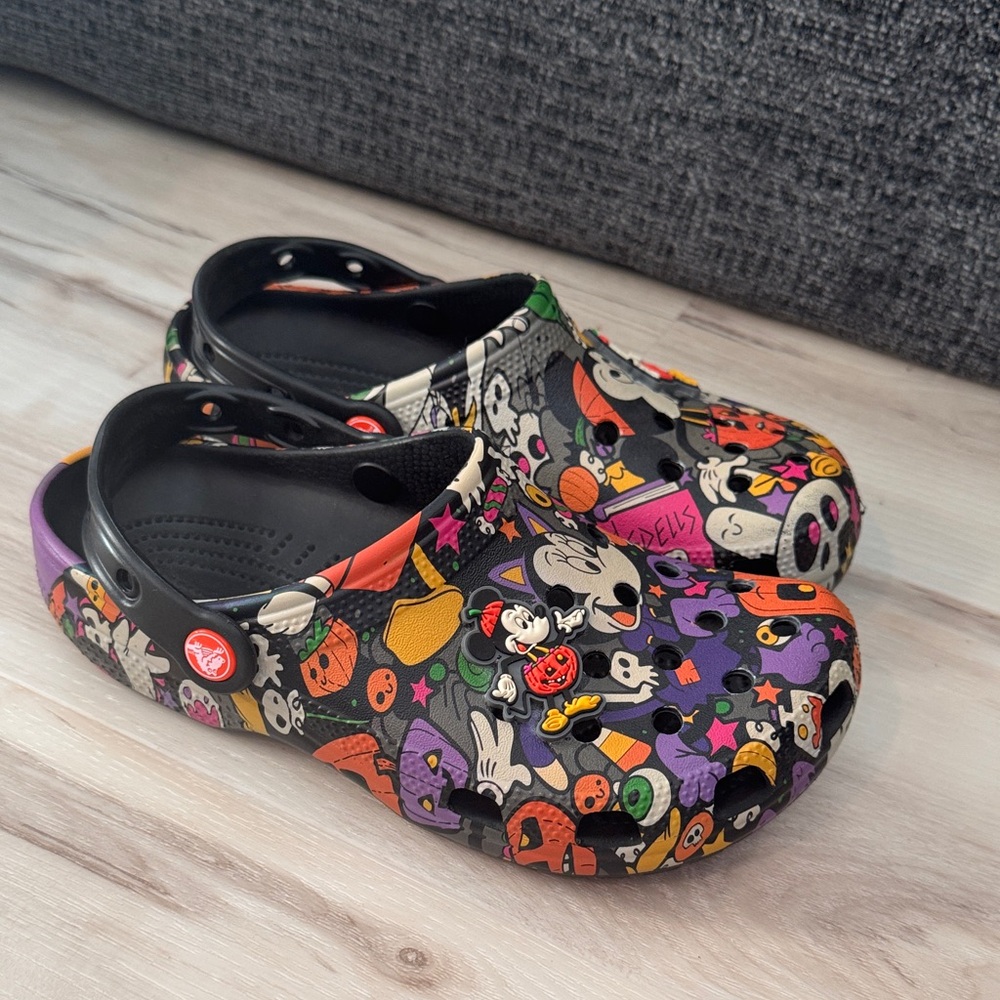 Disney Parks Mickey and Minnie Mouse Halloween 2022 Crocs Women’s 7 Men’s 5